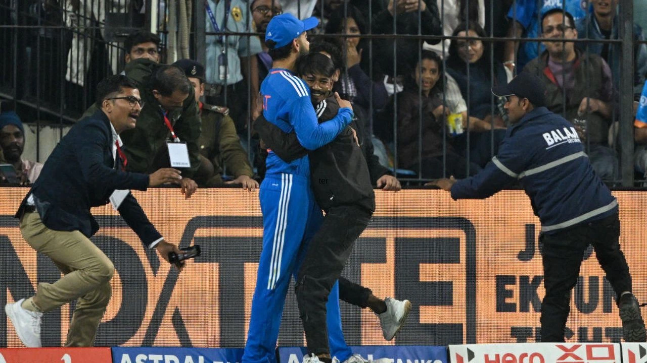 Fan Hugs Virat Kohli