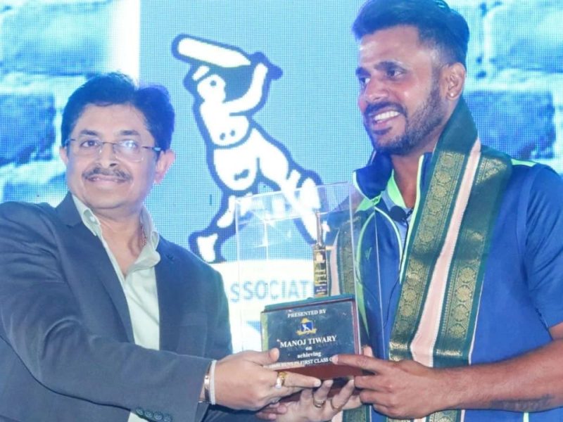 Manoj Tiwary receiving award from CAB